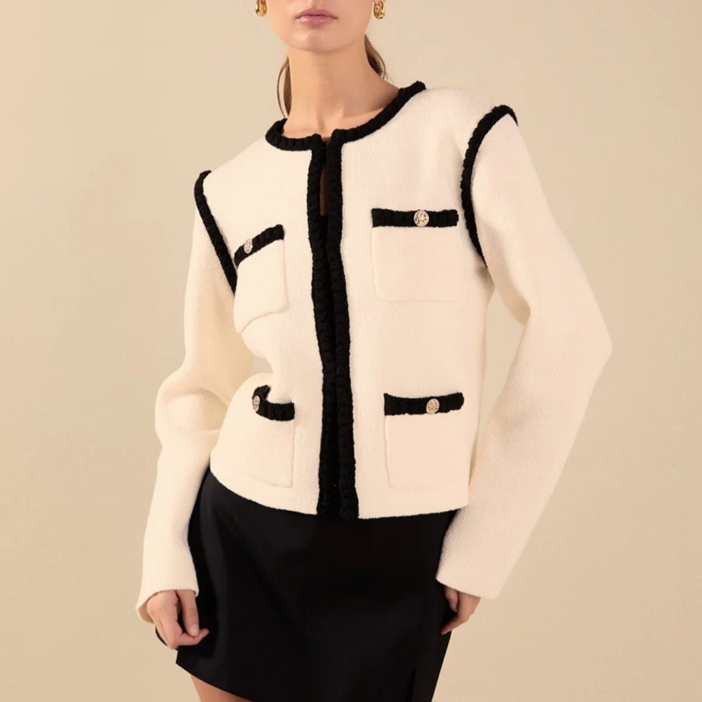 987 A • Ivory & Black Thick Boucle Knit Lady Jacket w/Pockets & Gold Buttons - Picture 8 of 8